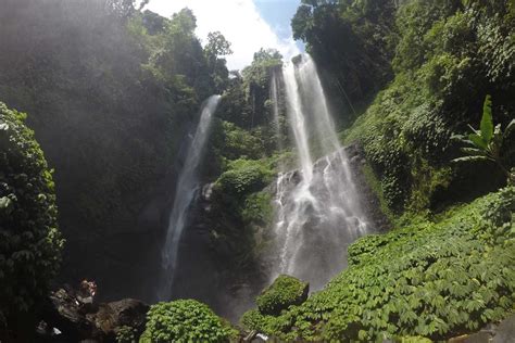  Quest for the Whispering Waterfall - An Exploration into Ancient Malaysian Beliefs!